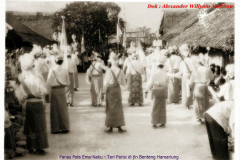 Panas-Pela-Ema-Naku-03-Tari-Parisi-di-jalan-Benteng-Hamariung